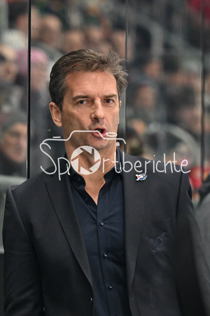Augsburger Panther - Adler Mannheim | im Bild Dallas EAKINS Trainer Adler Mannheim / Freisteller / Einzelfoto / DEL: Augsburger Panther - Adler Mannheim, Curt Frenzel Stadion am 16.02.2025