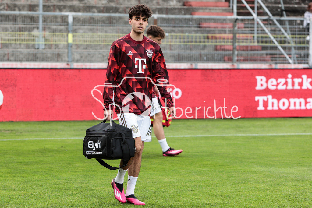 FC Würzburger Kickers - FC Bayern Amateure | Luca Copado Schrobenhauser (FCB #9) in Aktion