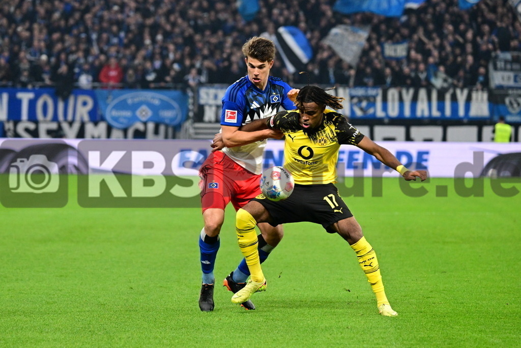 KBS Picture_HSV-Dortmund_005 | v.l. Vuskovic Luka (HSV) , Chukwuemeka Carney (Bor. Dortmund) ,Sportplatz :  Volksparkstadion, - Realisiert mit Pictrs.com