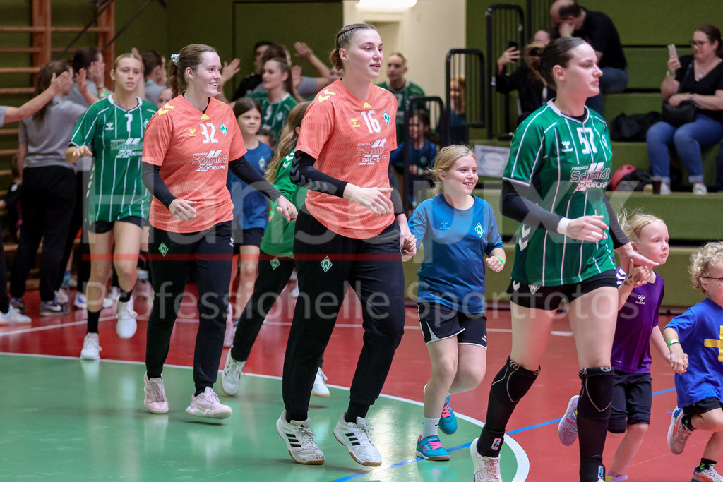 Handball, 2. Bundesliga Frauen, SV Werder Bremen - HC Rödertal | Yasmin Friesen (Torhüterin, Torwart, SV Werder Bremen, 16) beim Einlaufen in die Halle, Auflaufen auf das Spielfeld