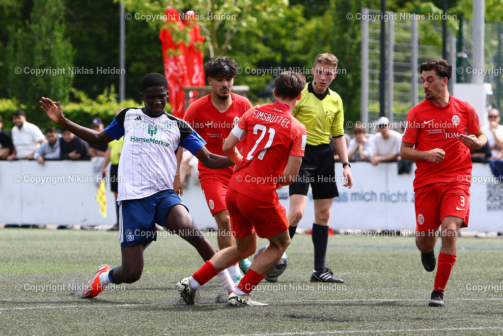NH_EimsbuettelerTVU19_HamburgerSVU19_U19LottoPokal_09052024 | #21 Ole Klaus Tobias Wagner (Eimsbütteler TV U19), #20 Abdoul Karim Coulibaly (Hamburger SV U19)

Fußball I Junioren I A-Junioren Lotto-Pokal I Saison 2023-2024 I Halbfinale I Eimsbütteler TV U19 - Hamburger SV U19 I 09.05.2024 I Sportzentrum Hoheluft