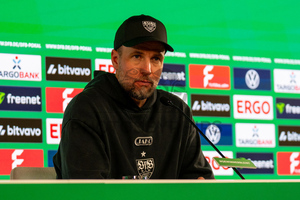 VfB Stuttgart vs. SC Freiburg, Fussball, DFB-Pokal, Halbfinale, 23.04.2026 | Sebastian Hoeness (Trainer VfB Stuttgart) bei der Pressekonferenz nach dem Einzug ins Pokalfinale,VfB Stuttgart vs. SC Freiburg, Fussball, DFB-Pokal, Halbfinale, 23.04.2026DFB regulations prohibit any use of photographs as image sequences and/or quasi-video