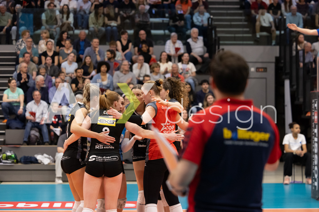 Volleyball I Frauen I Saison 2025-2026 I Volleyball NLA | Women I  Playoffs Finals 1/5 I viteos NUC - VC Kanti Schaffhausen I 06.04.2026 | VC Kanti Schaffhausen - Spielerinnenkreis - Realisiert mit Pictrs.com