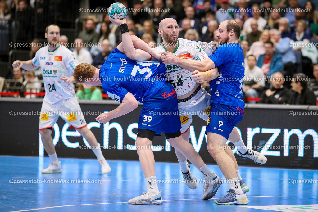 Due1HBL24032401010 | 24.03.2024, Handball, Düsseldorf, Mitsubishi Electric Halle, Liqui Moly Handball Bundesliga, Spieltag 26, Saison 2023 2024, Bergischer HC - SC Magdeburg: Oscar Bergendahl (SC Magdeburg) gegen Lukas Stutzke (Bergischer HC) und Grega Krecic (Bergischer HC)