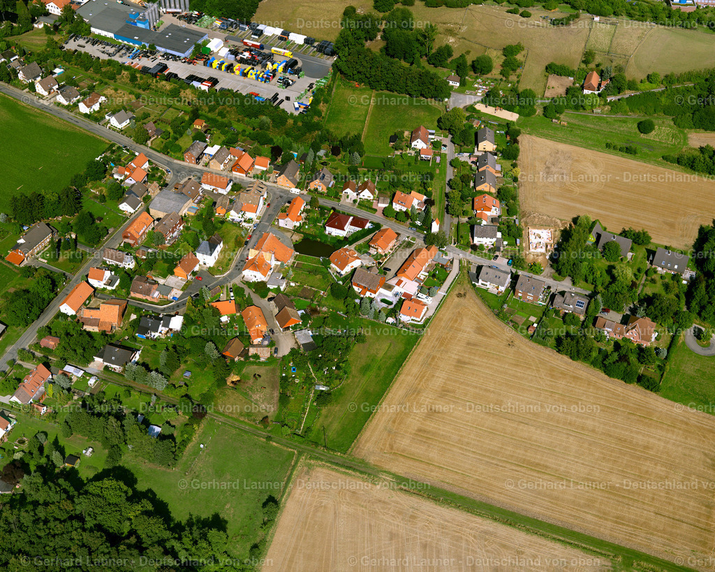 2638767 | ENGERODE 23.08.2006 Landwirtschaftliche Nutzflächen und Feldgrenzen  umsäumen das Siedlungsgebiet des Dorfes in Engerode im Bundesland Niedersachsen, Deutschland // Agricultural land and field boundaries surround the settlement area of the village  in Engerode in the state Lower Saxony, Germany Foto: Gerhard Launer