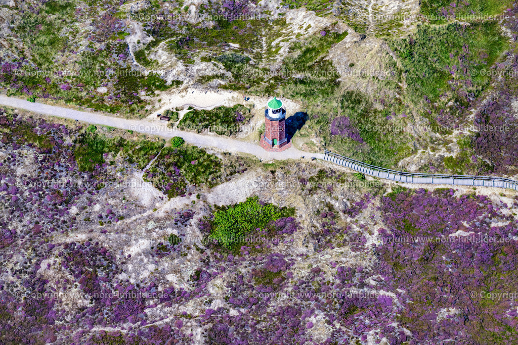 Sylt_Kampen_Leuchtturm_Qürmarkenfeür_Rotes_Kliff_ELS_4223130825 | KAMPEN (SYLT) 13.08.2025 Leuchtturm als historisches Seefahrtszeichen " Quermarkenfeuer Rotes Kliff " in Kampen (Sylt) im Bundesland Schleswig-Holstein, Deutschland. Weiterführende Informationen bei: Sylt Marketing GmbH. // Lighthouse as a historic seafaring character " Quermarkenfeuer Rotes Kliff " in Kampen (Sylt) in the state Schleswig-Holstein, Germany. Further information at: Sylt Marketing GmbH. Foto: Martin Elsen