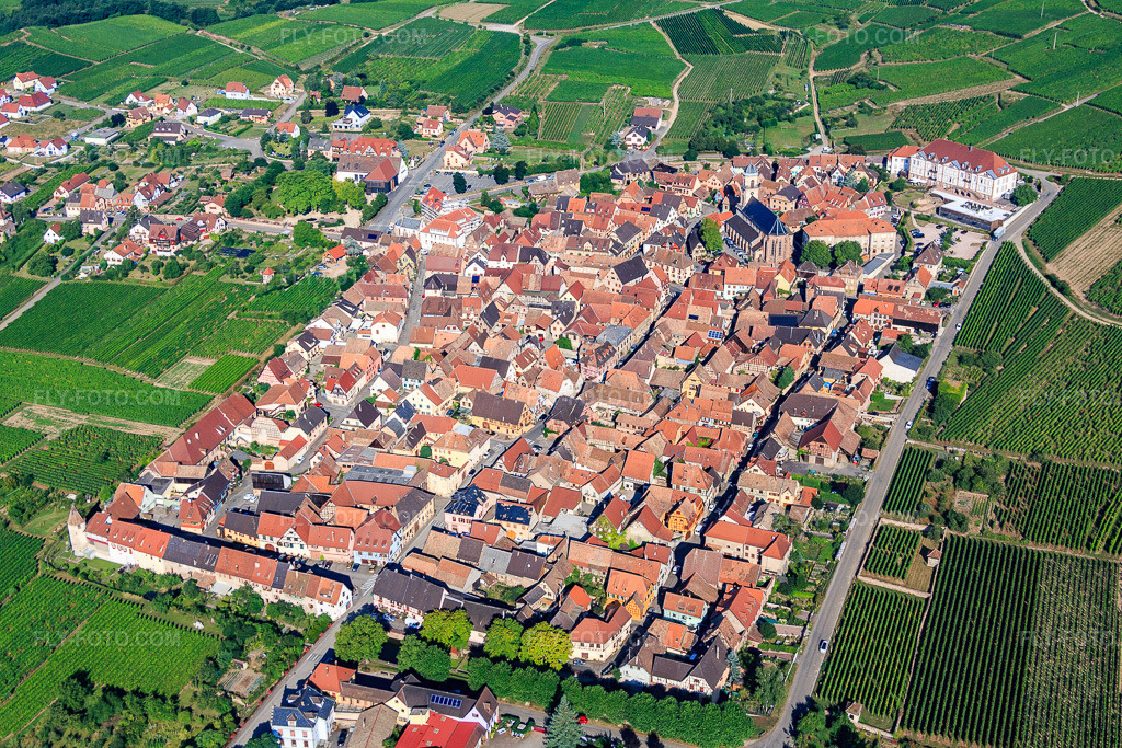 Aerial view: View of the town from the east in Saint-Hippolyte in the state Haut-Rhin, France. – Photo: IMG_093308.jpg taken on 08/16/2016 by Werner Riehm/FLY-FOTO.com – Resolution of the original: 5198 x 3465 px