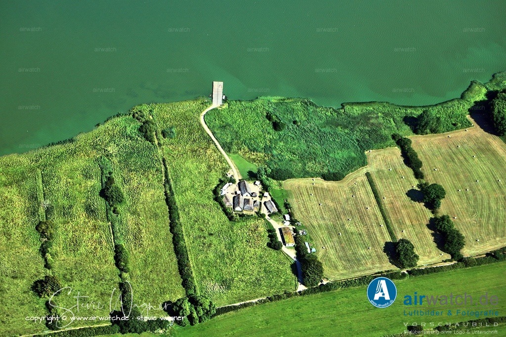 Haithabu - Drehscheibe des Fernhandels - Luftbild | Auf diese Weise konnte der gefährliche Seeweg um Dänemark herum (durch Skagerrak und Kattegat) vermieden werden.  Haithabu wurde so zur Drehscheibe des Fernhandels, mit Verbindungen bis nach Byzanz, in den Nahen Osten und nach Westeuropa.