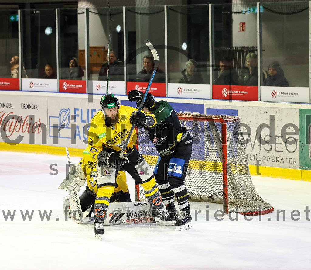 2022-11-20_134_TSV_Erding_gegen_ERSC_Amberg | Erding, Deutschland, 20.11.2022:
Eishockey, Bayernliga 2022 / 2023, 15. Spieltag, TSV Erding gegen ERSC Amberg, Endergebnis: 5:1

Torwart Timon Bätge (ERSC Amberg, #31), Richard Stütz (ERSC Amberg, #3)

Foto: Christian Riedel / fotografie-riedel.net