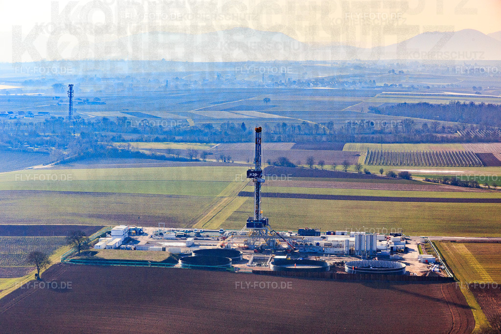 Bohrturm des Tiefenbohrplatz V20 von Vulcan Energy am Schleidberg zur Förderung von Geothermie und Lithium https://v-er.eu/de/ | Luftbild: Bohrturm des Tiefenbohrplatz V20 von Vulcan Energy am Schleidberg zur Förderung von Geothermie und Lithium https://v-er.eu/de/ in Insheim im Bundesland Rheinland-Pfalz in Deutschland. Foto: IMG_145434.jpg vom 05.03.2025 durch Werner Riehm/FLY-FOTO.de - Realisiert mit Pictrs.com