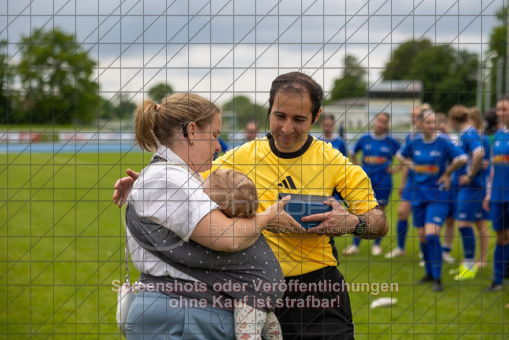 20250529_150049_1469 | #,  SGM Wendlingen-Ötlingen II (blau) vs. 1.FC Donzdorf II (schwarz), Fussball, Frauen-Bezirkspokal Finale Saison 2024/2025, Rasenplatz VfL Stadion Kirchheim, Jesinger Straße 105, 73230 Kirchheim, 29.05.2025 - 13:00 Uhr,Foto: PhotoPeet-Sportfotografie/Peter Harich