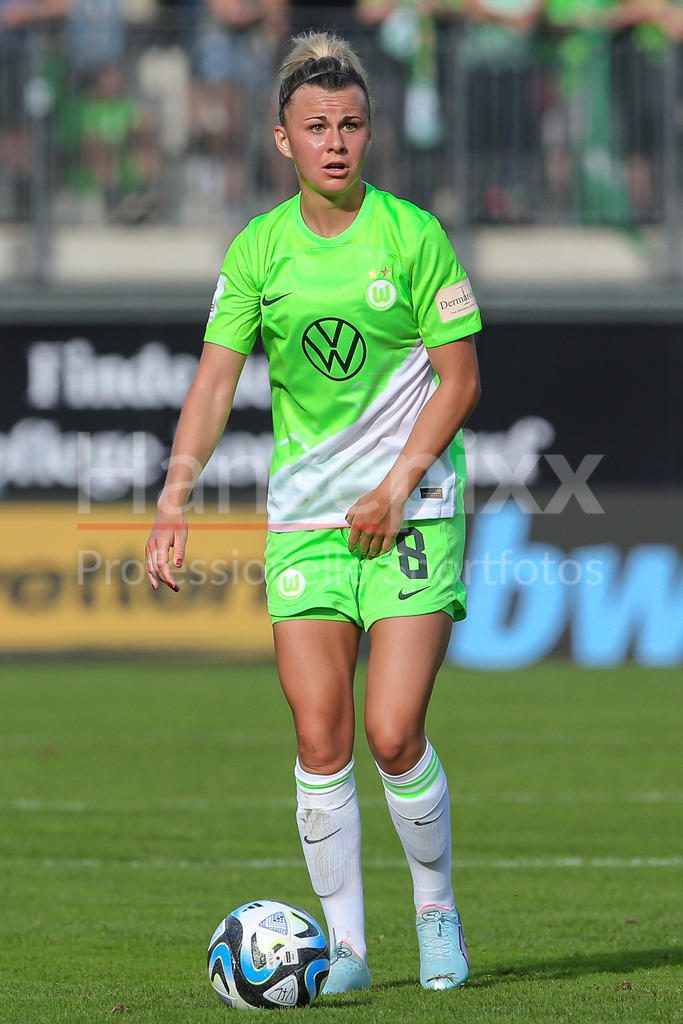 Fussball, Google Pixel Frauen-Bundesliga, VfL Wolfsburg - Bayer 04 Leverkusen | v.li.: Lena Lattwein (VfL Wolfsburg, 8) Freisteller, Einzelbild, Ganzkörper, Aktion, Action, Spielszene, DIE DFB-RICHTLINIEN UNTERSAGEN JEGLICHE NUTZUNG VON FOTOS ALS SEQUENZBILDER UND/ODER VIDEOÄHNLICHE FOTOSTRECKEN. DFB REGULATIONS PROHIBIT ANY USE OF PHOTOGRAPHS AS IMAGE SEQUENCES AND/OR QUASI-VIDEO.