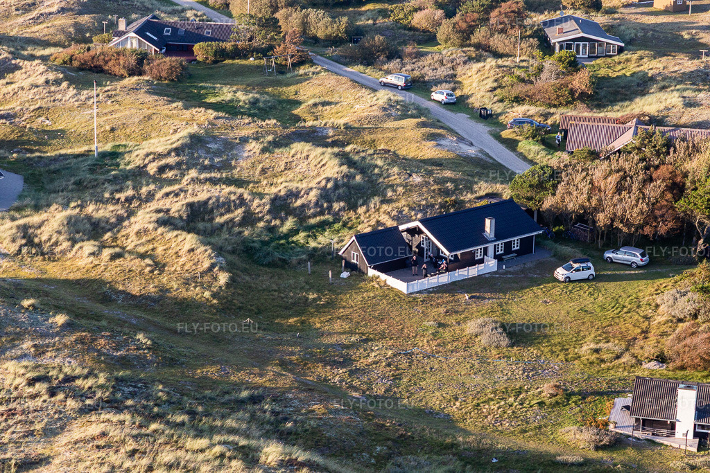 Vue aérienne: Maisons de vacances confortables dans les dunes à Fanø dans le département Syddanmark, Danemark. Photo: IMG_118922.jpg prise le 21/09/2019 par Werner Riehm/FLY-FOTO.eu – Résolution de l'original: 5472 x 3648 px