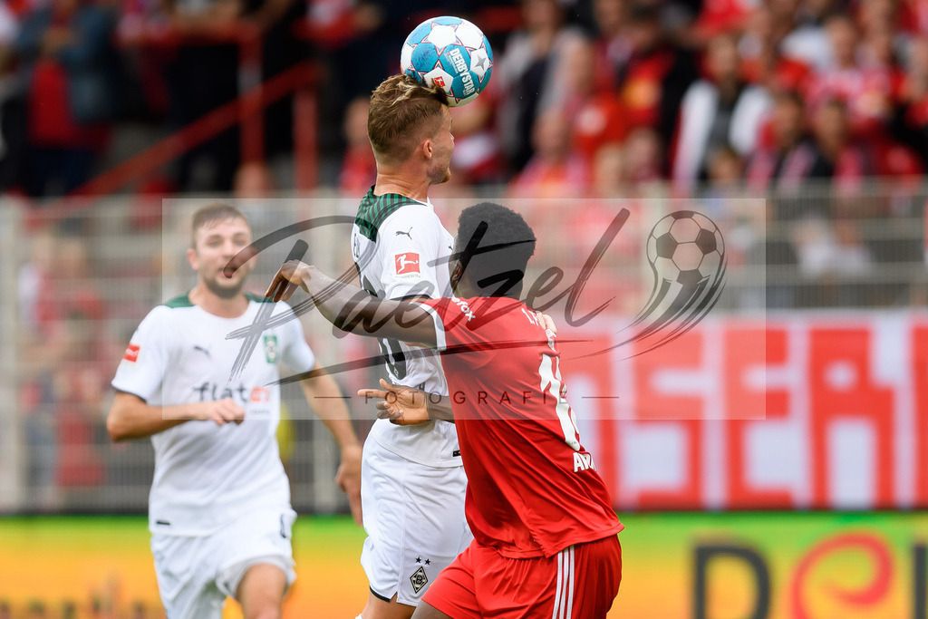 FCUBMG20210829_169 | Fussball, Herren: Taiwo Awoniyi (1.FC Union Berlin) und Nico Elvedi (Borussia Moenchengladbach) im Zweikampf beim Spiel der 1. Bundesliga zwischen 1. FC Union Berlin und Borussia Moenchengladbach im Stadion An der Alten Foersterei am 29.08.2021 in Berlin, Deutschland. - Realisiert mit Pictrs.com