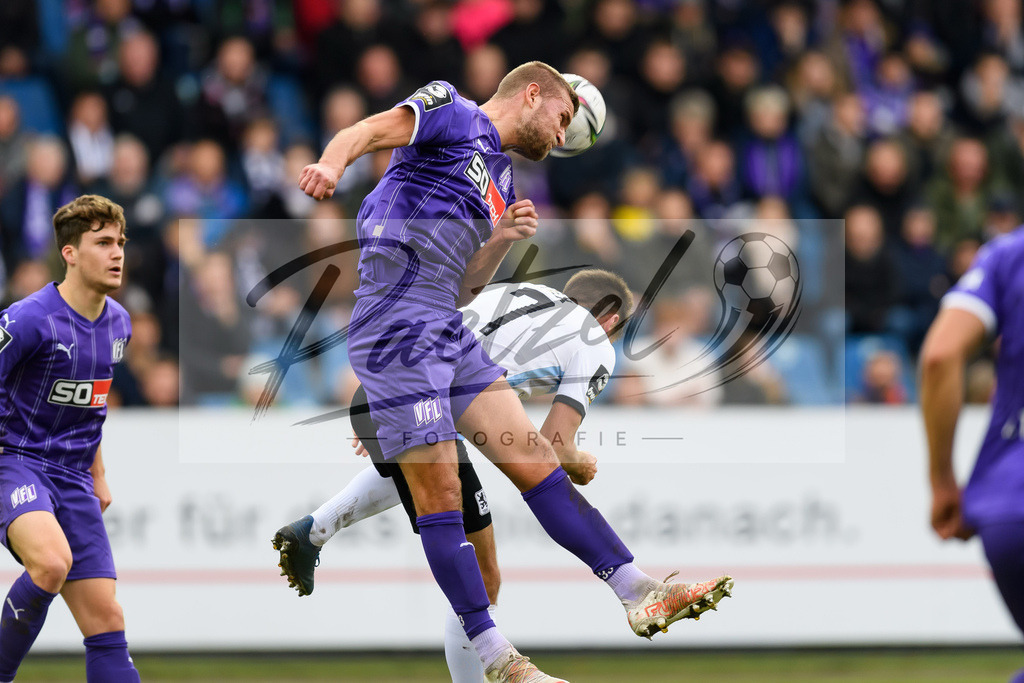 OSNTSV20211106_057 | Fussball, Herren: Timo Beermann (VfL Osnabrueck) und Stefan Lex (TSV 1860 Muenchen) im Zweikampf bei dem Spiel der 3. Liga zwischen VfL Osnabrueck und TSV 1860 Muenchen im Stadion an der Bremer Bruecke am 06.11.2021 in Osnanbrueck, Deutschland.DFB / DFL REGULATIONS PROHIBIT ANY USE OF PHOTOGRAPHS AS IMAGE SEQUENCES AND/OR QUASI-VIDEO. - Realisiert mit Pictrs.com