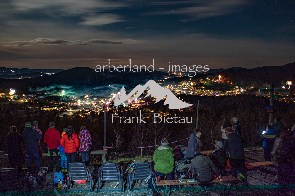 OE7A7178 | vom Silberberg ein Blick über Bodenmais in der Sylvesternacht 2022, ein beliebter Treffpunkt für Einheimische und Urlauber