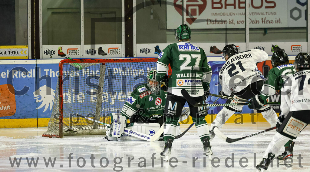 2024-01-26_095_TSV_Erding_gegen_HC_Landsberg | Erding, Deutschland, 26.01.2024:
Eishockey, Bayernliga Vorrunde 2023 / 2024, 28. Spieltag, TSV Erding gegen HC Landsberg, Endergebnis: 6:2

Torwart Dimitri Pätzold (Erding Gladiators, #32), Mark Waldhausen (Erding Gladiators, #27), Jonas Schwarzfischer (HC Landsberg, #21)

Foto: Christian Riedel / fotografie-riedel.net