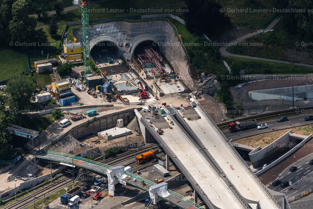 4046517 | STUTTGART 19.07.2021 Baustelle mit Tunnelführungsarbeiten für die Streckenführung und den Verlauf des " B10-Rosensteintunnel " an der Neckartalstraße im Ortsteil Bad Cannstatt in Stuttgart im Bundesland Baden-Württemberg, Deutschland. Weiterführende Informationen bei: Marti GmbH Deutschland,  WOLFF &amp; MÜLLER Holding GmbH &amp; Co. KG. // Construction site with tunnel guide for the route of " B10-Rosensteintunnel " on Neckartalstrasse in the district Bad Cannstatt in Stuttgart in the state Baden-Wuerttemberg, Germany. Further information at: Marti GmbH Deutschland,  WOLFF &amp; MUeLLER Holding GmbH &amp; Co. KG. Foto: Gerhard Launer