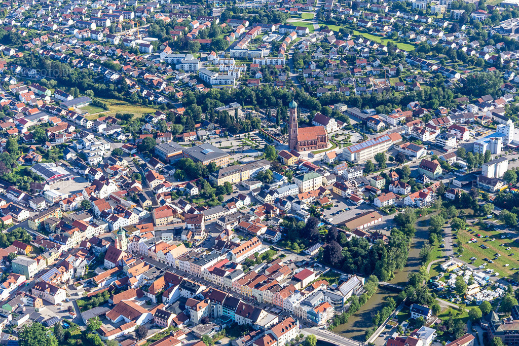 Luftbild: Stadtplatz und Stadtpfarrkirche Mariä Himmelfahrt in Vilsbiburg im Bundesland Bayern in Deutschland. – Foto: IMG_133024.jpg vom 03.07.2022 durch Werner Riehm/FLY-FOTO.de – Auflösung des Originals: 5472 x 3648 px – Stadt Vilsbiburg – Pfarreiengemeinschaft Vilsbiburg - Gaindorf - Seyboldsdorf - Pfarreiengemeinschaft Vilsbiburg - Gaindorf - Seyboldsdorf