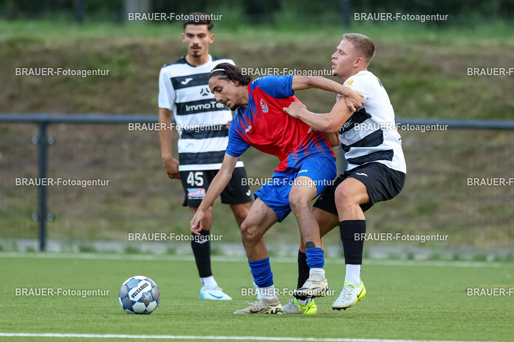 1_KFCWAT_20250723_1191.JPG -  - KFC Uerdingen - SG Wattenscheid 09 - Testspiel | Krefeld, Deutschland, 23.07.25: Mustafa Doganci (KFC Uerdingen) und Tarik Ould Seltana (SG Wattenscheid 09) im Kampf um den Ball waehrend des Testspiel Spiels zwischen KFC Uerdingen - SG Wattenscheid 09 in der Covestro Sportpark am 23. July 2025 in Krefeld, Deutschland. (Foto von Stefan Brauer/Brauer-Fotoagentur)