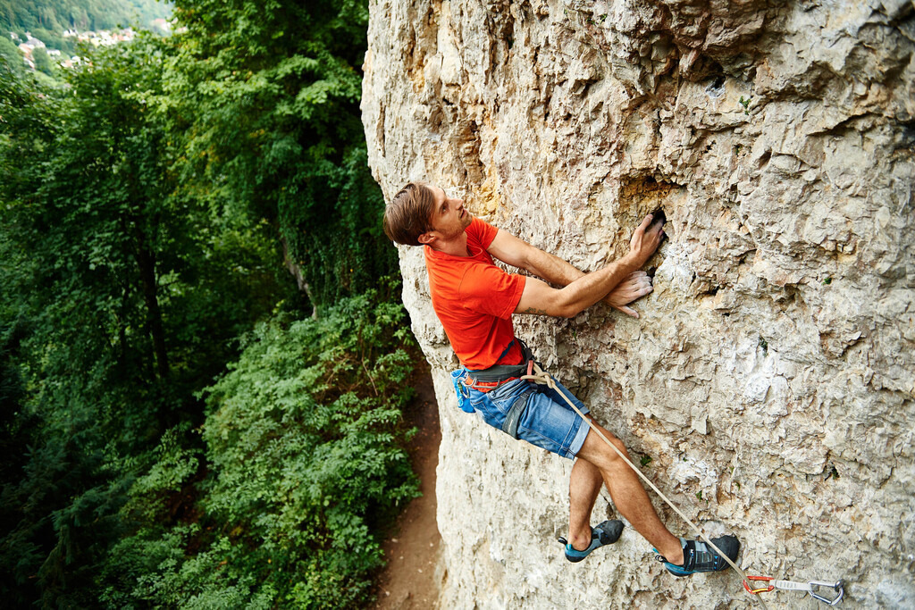 CS-190809-0194-1 | Stefan Kohlert klettert Asteroidenschauer (8+/9-) am Wilhelmsfels im Trubachtal