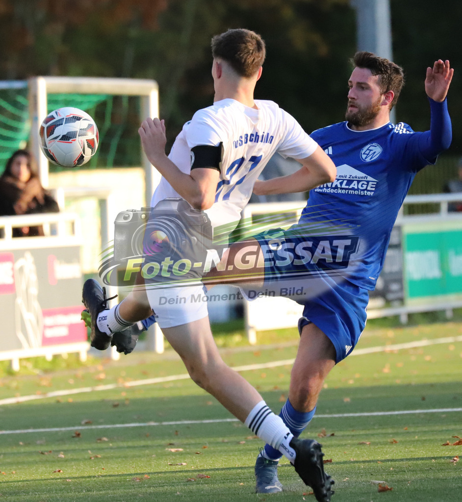 TuS Bruchmühlen - SV Enger-Westerenger | Auf dem Bild zu sehen: weiß TuS Bruchmühlen: Anakin Zimens ; blau SV Enger-Westerenger: Danny Alves-ReiTuS Bruchmühlen, SV Enger-Westerenger, Saison 25/26, Kreisliga A, Bruchmühlen, Deutschland - Realisiert mit Pictrs.com