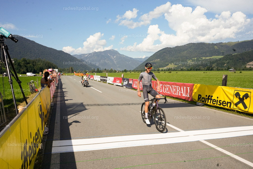 932_20230817_Bewerb_Maenner_Muehlanger | AUT - OESTERREICH, 2023-08-16: SPORT RENNRAD-FAHREN - 55. INTERNATIONALER RADWELTPOKAL IN ST. JOHANN IN TIROL  - Vintage-Radrennen mit WM-Bronze-Medaillen-Siegerin Christina Schweinberger, den Teilnehmer und Alexander Baumann (vom Orginastions-Team) - TAG 2 BEWERB MAENNER IN SECHS GRUPPEN  ; Foto: Roland Muehlanger