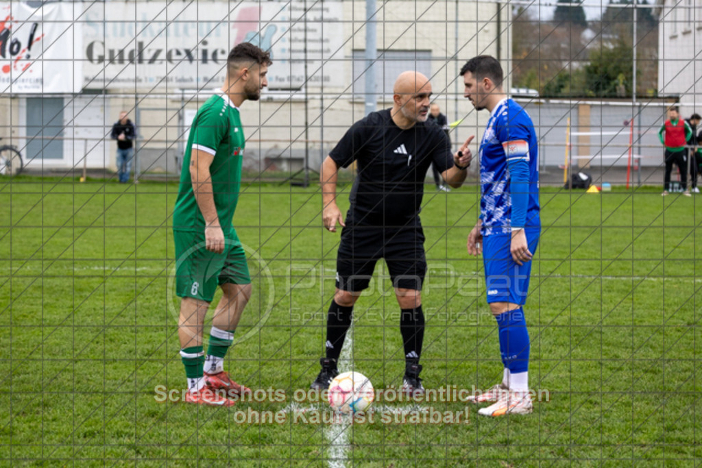 20251116_143047_0083 | #,KSG Eislingen (grün) vs. Croatia 2012 Geislingen (blau), Fussball, Kreisliga A3 - Bezirk Neckar/Fils, 13. Spieltag, Saison 2025/2026, Rasensportplatz KSG, Albstraße 69, 73054 Eislingen, 16.11.2025 - 14:30 Uhr,Foto: PhotoPeet-Sportfotografie/Peter Harich
