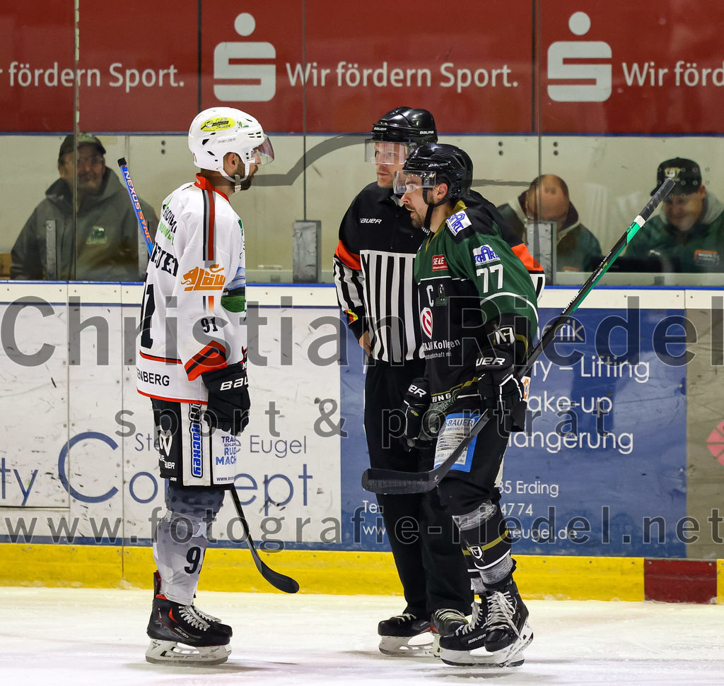 2022-11-04_037_Eishockey_TSV_Erding_gegen_TSV_Peissenberg | Erding, Deutschland, 04.11.2022:
Eishockey, Bayernliga 2022 / 2023, 10. Spieltag, TSV Erding gegen TSV Peißenberg, Endergebnis: 4:3

Dominik Ebentheuer (TSV Peissenberg, #91), Philipp Michl (Erding Gladiators, #77)

Foto: Christian Riedel / fotografie-riedel.net