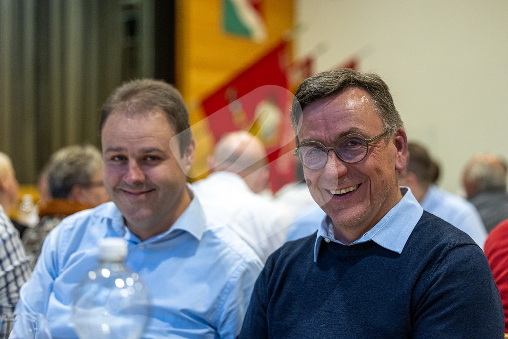 SKE100J_4686 | Die Schwinger des Schwyzer Kantonalen Schwingerverbandes: Fotos, die Dynamik und Leidenschaft festhalten, sowie emotionale Momente aus dem traditionellen Schwingsport zeigen. - Realisiert mit Pictrs.com