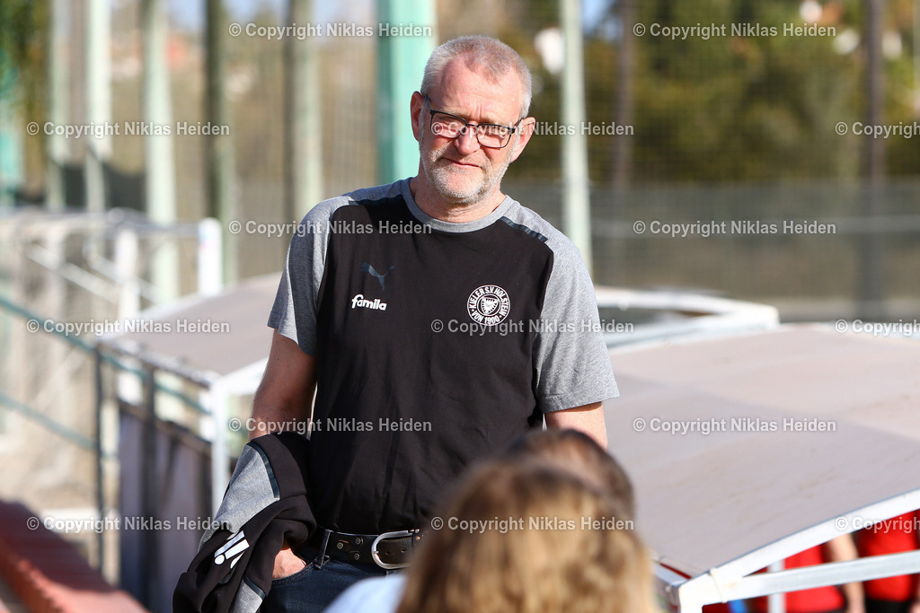 NH_HolsteinKiel_Trainingslager_Spanien2024_Training_03012024 | Uwe Stöver (Sportchef, Holstein Kiel)

Training I Trainigslager Oliva Nova (Spanien) I 03.01.2024