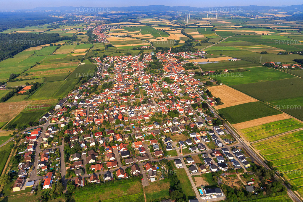 Luftbild: Dorfansicht aus Osten in Minfeld im Bundesland Rheinland-Pfalz in Deutschland. Foto: IMG_108996.jpg vom 15.07.2018 durch Werner Riehm/FLY-FOTO.de