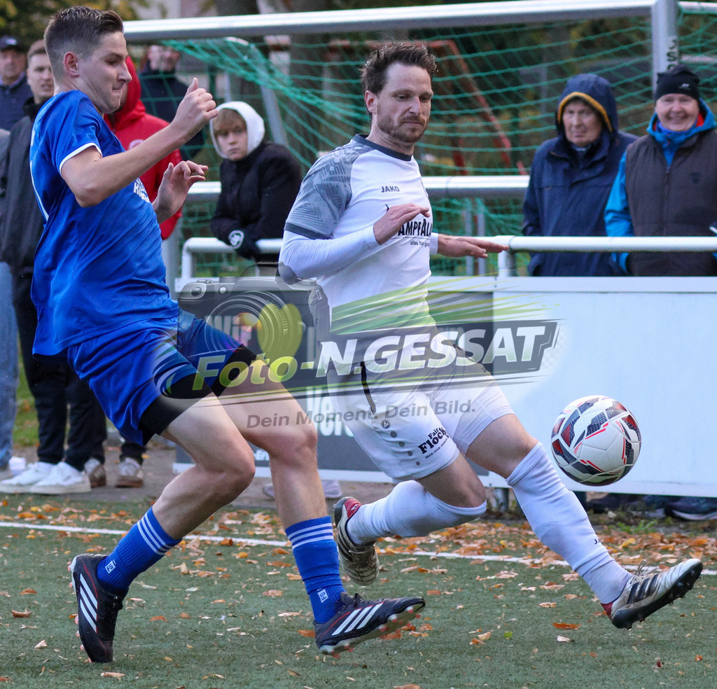 TuS Bruchmühlen - Bünder SV | Auf dem Bild zu sehen: blau TuS Bruchmühlen: Anakin Zimens ; weiß Bünder SV: Denis MüllerTuS Bruchmühlen, Bünder SV, Saison 26/27, Kreisliga A, Bruchmühlen, Deutschland - Realisiert mit Pictrs.com
