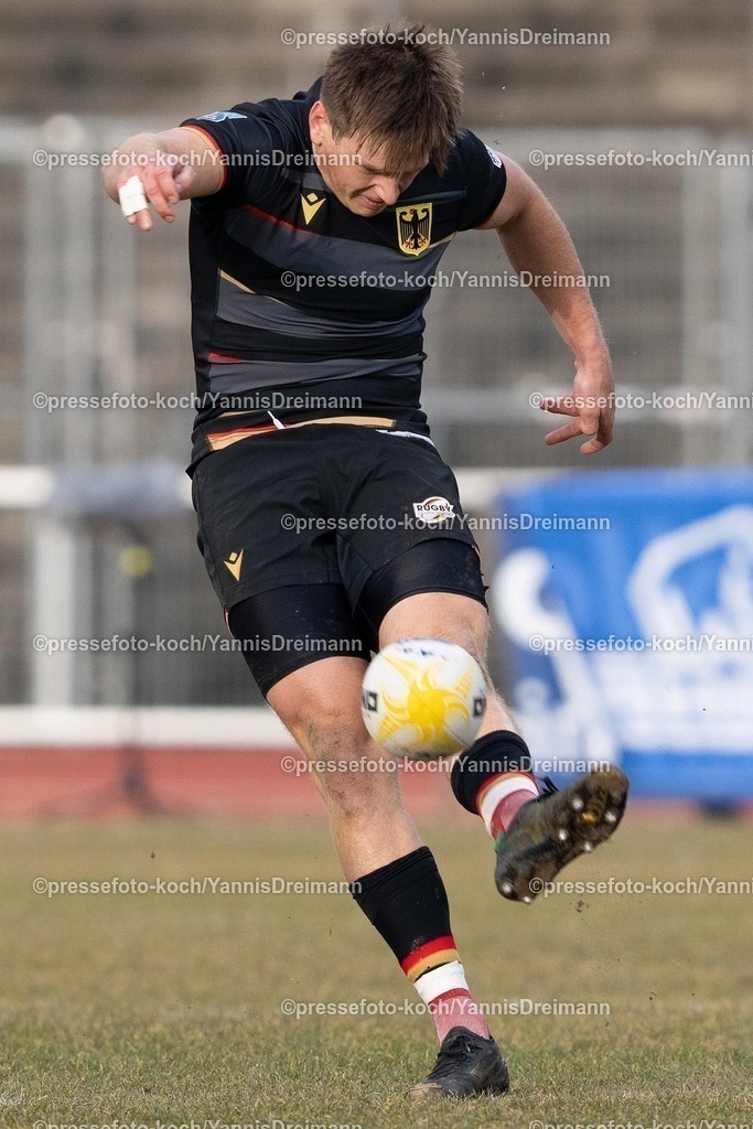 YDR16022501002 | 16.02.2025, xydrx, Rugby Europe Championship, Deutschland - Belgien, 15er Männer, Auestadion Kassel: Leo Wolf (Deutschland #12) kickt den Ball