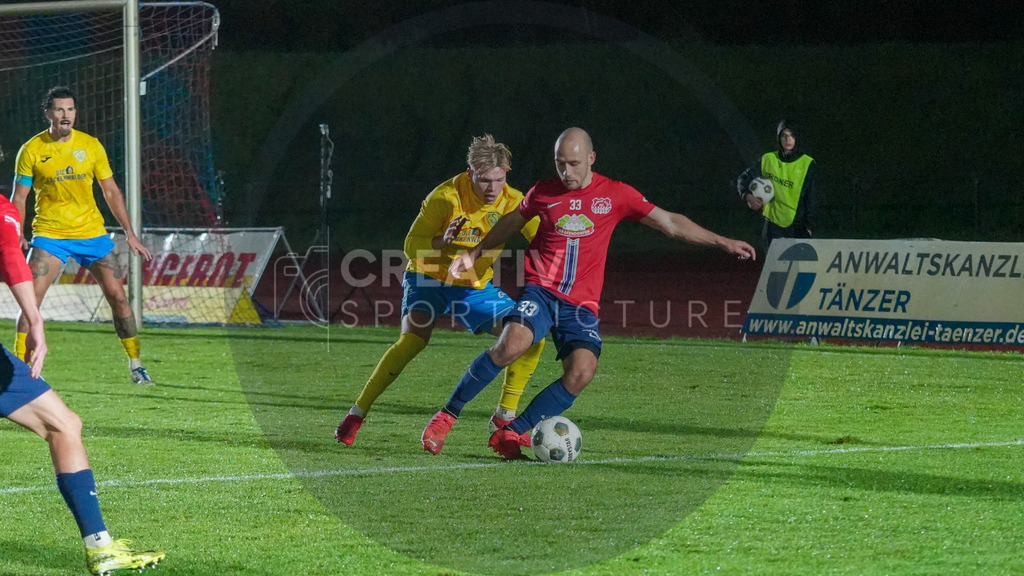 Fußball, Herren, Saison 2025/2026, Regionalliga Nordost, 12. Spieltag, FC Eilenburg vs. FSV 63 Luckenwalde, Freitag 17.10.2025, Ilburgstadion Eilenburg, | Fußball, Herren, Saison 2025/2026, Regionalliga Nordost, 12. Spieltag, FC Eilenburg vs. FSV 63 Luckenwalde, Freitag 17.10.2025, Ilburgstadion Eilenburg, Im Bild: Jonas Kühn (l. Luckenwalde) und Timo Mauer (r. Eilenburg) - Realisiert mit Pictrs.com