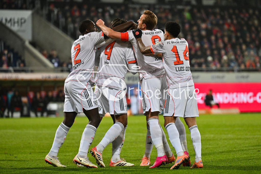 1. FC Heidenheim - FC Bayern München | HEIDENHEIM, GERMANY - 21. DECEMBER: Jubel der Bayern nach dem Treffer zum 0-1 durch Josip STANISIC (FC Bayern Munich 44) / Tor / Torschuetze / Freude / Happy / während dem Bundesligamatch zwischen dem 1. FC Heidenheim und dem FC Bayern München am 15. Spieltag in der Voith-Arena / DFL REGULATIONS PROHIBIT ANY USE OF PHOTOGRAPHS AS IMAGE SEQUENCES AND/OR QUASI-VIDEO