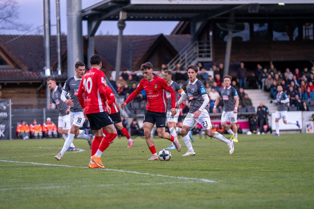 SG Sonnenhof Grossaspach vs. SSV Ulm 1846 Fussball, Fussball, WFV-Pokal, Viertelfinale, 01.04.2026 | Luca Molinari (SG Sonnenhof Grossaspach, #21) am Ball,SG Sonnenhof Grossaspach vs. SSV Ulm 1846 Fussball, Fussball, WFV-Pokal, Viertelfinale, 01.04.2026