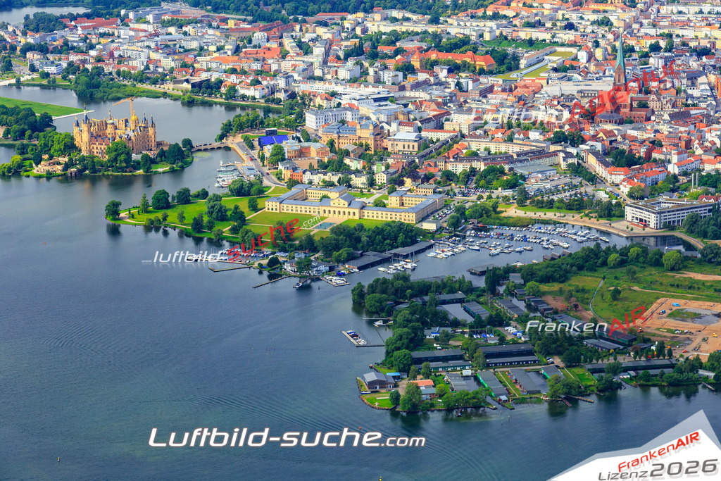 Die Luftaufnahme der Stadt Schwerin wurde vom UL-Flugzeug heraus erstellt ( keine Drohne )- hohe Auflösung für beste Qualität
