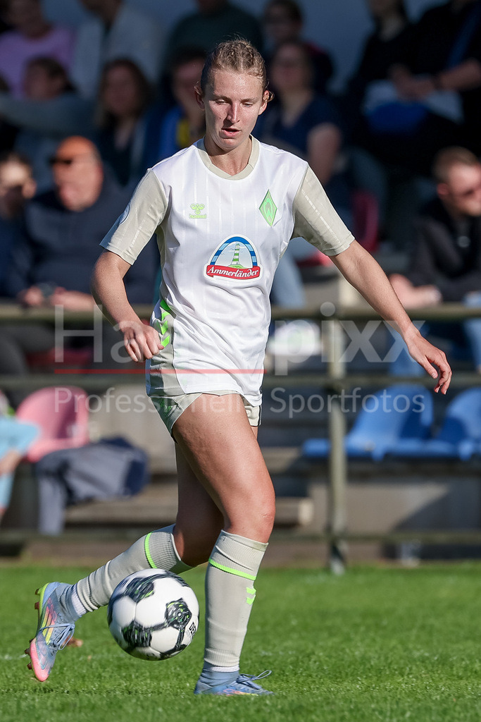 Fussball, DFB-Pokal Frauen, SC Victoria Hamburg - SV Werder Bremen | Kaylie Ronan (SV Werder Bremen, 4) am Ball, Freisteller, Einzelbild, Ganzkörper, Aktion, Action, Spielszene, DIE DFB-RICHTLINIEN UNTERSAGEN JEGLICHE NUTZUNG VON FOTOS ALS SEQUENZBILDER UND/ODER VIDEOÄHNLICHE FOTOSTRECKEN. DFB REGULATIONS PROHIBIT ANY USE OF PHOTOGRAPHS AS IMAGE SEQUENCES AND/OR QUASI-VIDEO.