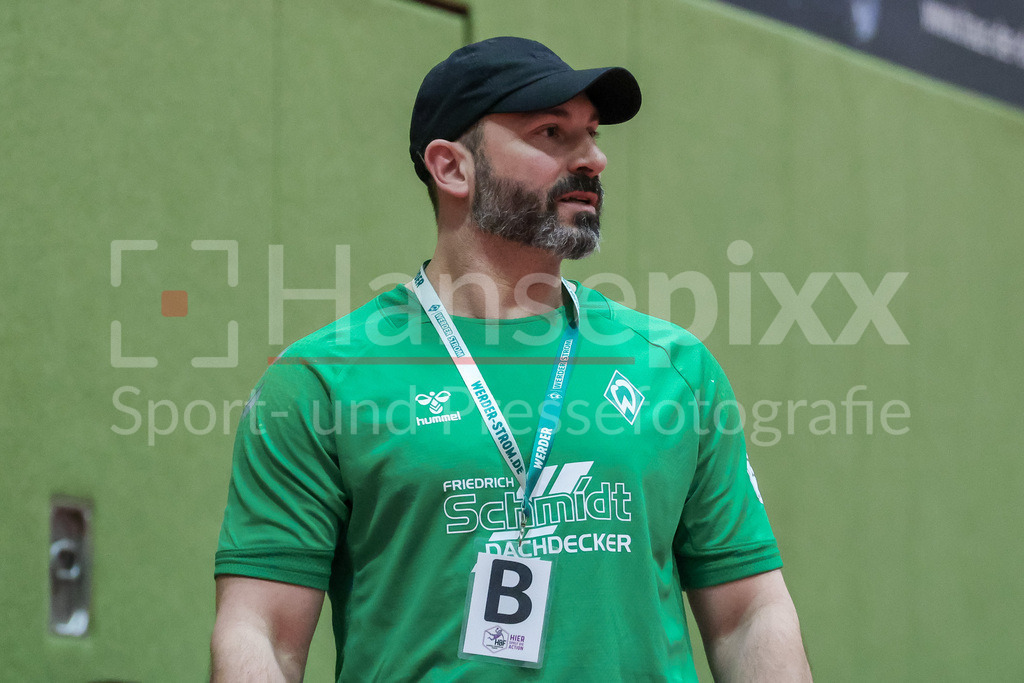Handball, 2. Bundesliga Frauen, SV Werder Bremen - Bergischer HC | v.li.: Patrice Giron (Interimstrainer, Trainer, SV Werder Bremen), Portrait, Nahaufnahme, Einzelfoto, Einzelbild