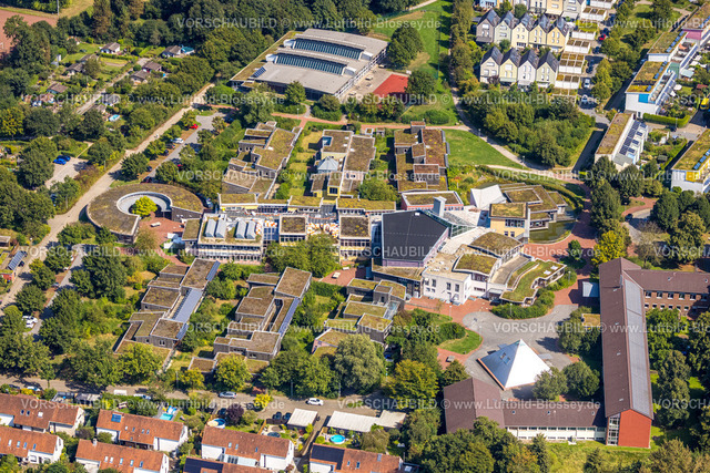 Gelsenkirchen240808901GE-Sued | Luftbild, Laarstraße mit evang. Gesamtschule, Flachdachbegrünung begrünte Dächer und Baustelle, hinten die Sporthalle, Bismarck, Gelsenkirchen, Ruhrgebiet, Nordrhein-Westfalen, Deutschland