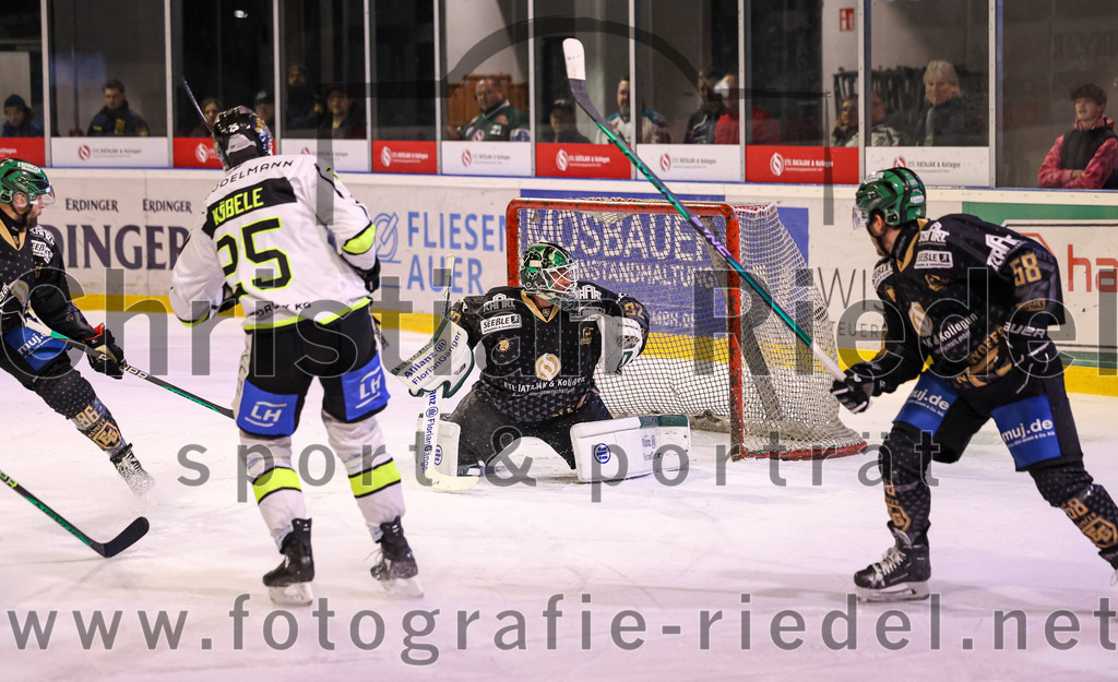2024-02-23_063_TSV_Erding_gegen_ERSC_Amberg | Erding, Deutschland, 23.02.2024:
Eishockey, Bayernliga Playoffs 2023 / 2024, 3. Spieltag, TSV Erding gegen ERSC Amberg, Endergebnis: 2:3 n. V.

Felix Köbele (ERSC Amberg, #25), Torwart Dimitri Pätzold (Erding Gladiators, #32), Paul Pfenninger (Erding Gladiators, #58)

Foto: Christian Riedel / fotografie-riedel.net