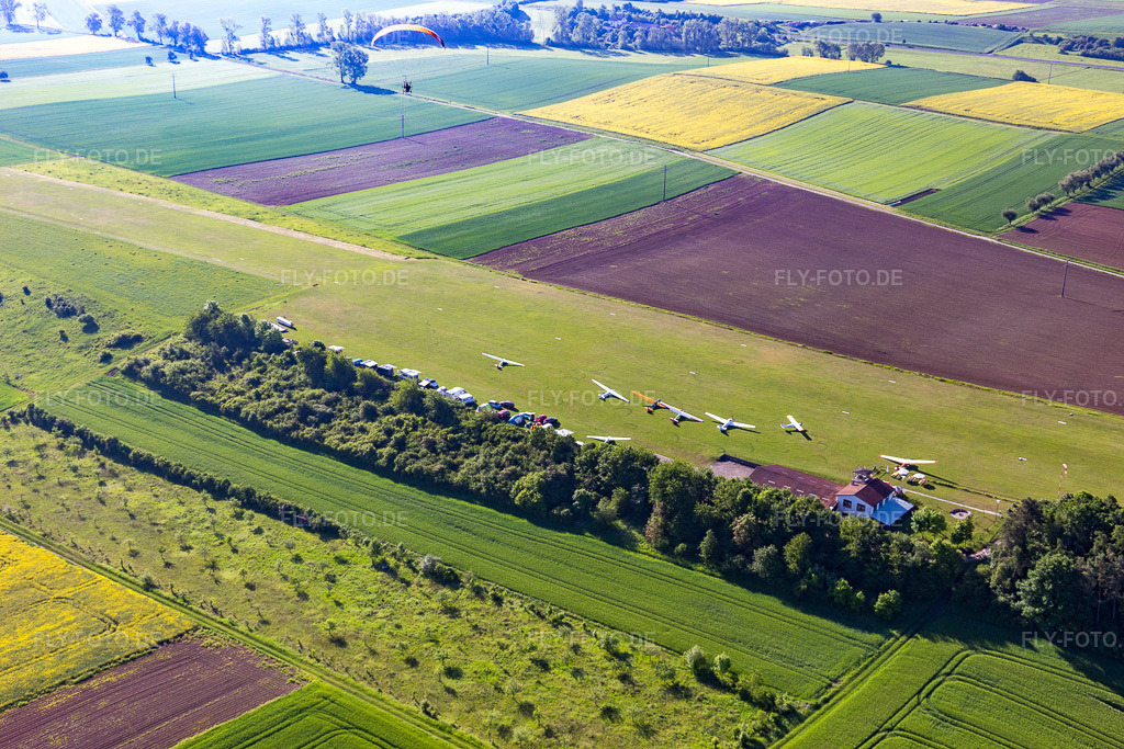 Luftbild: Aero Club Bad Königshofen im Ortsteil Merkershausen in Bad Königshofen im Grabfeld im Bundesland Bayern in Deutschland. Foto: IMG_100027.jpg vom 26.05.2017 durch Werner Riehm/FLY-FOTO.deAm Himmelreich - Dem Himmel gleich - 