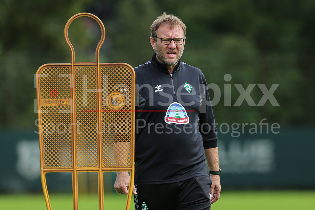 Fussball, Google Pixel Frauen-Bundesliga, Training SV Werder Bremen | v.li.: Thomas Horsch (Trainer, Cheftrainer, SV Werder Bremen) gibt Anweisungen, ruft, schreit, brüllt, Portrait, Nahaufnahme, Einzelfoto, Einzelbild