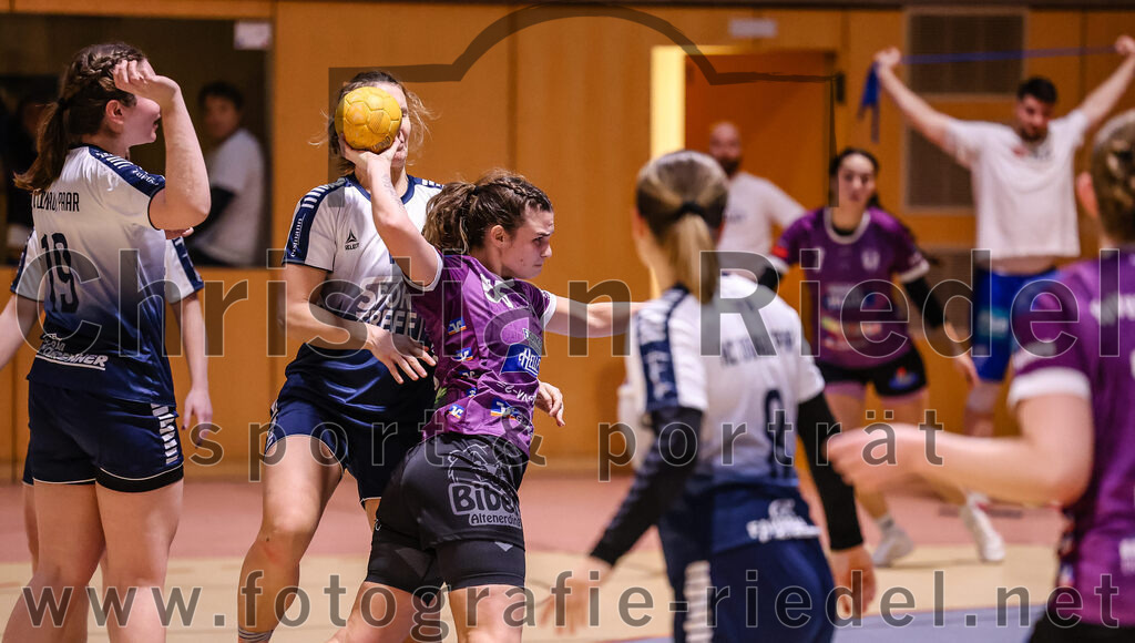 2024-11-24_072_SpVgg_Altenerding_gegen_HC_Donau-Paar_II | Erding, Deutschland, 24.11.2024:Handball, Bezirksoberliga Frauen Altbayern 2024 / 2024, 6. Spieltag, SpVgg Altenerding gegen HC Donau/Paar II, Endergebnis: 24:24Sandra Geßner (HC Donau/Paar, #19), Verena Kaiser (SpVgg Altenerding, #55)Foto: Christian Riedel / fotografie-riedel.net