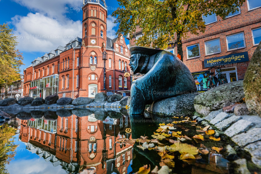 Stade Pferdemarkt Brunnen Butje Butje in de see Herbst_ELS_7881041026 | Fotos aus den Touristenorten aus Norddeutschland. - Realisiert mit Pictrs.com