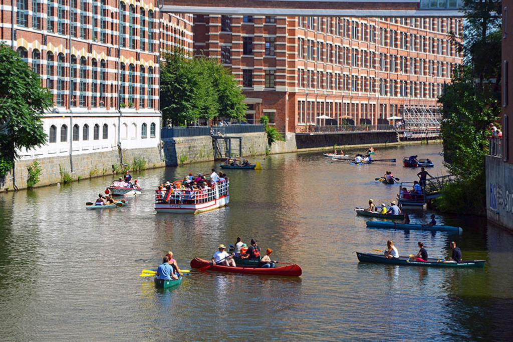 Foto: Leipzig - Buntgarnwerke Boote auf der Weißen Elster | Das Team hinter BILDLEXIKON LEIPZIG bündelt historische wie aktuelle Informationen über die Stadt Leipzig in Text und Bild auf einer Plattform und stellt diese der interessierten Öffentlichkeit zur Verfügung.