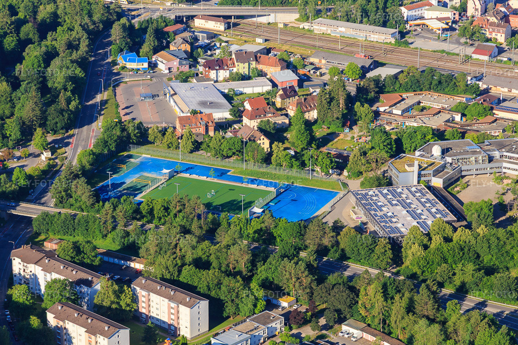 Luftbild: Sportplatz und -Halle des TV Villingen 1848 und des Gymnasium am Hoptbühl im Ortsteil Villingen in Villingen-Schwenningen im Bundesland Baden-Württemberg in Deutschland.Foto: IMG_149232.jpg vom 29.06.2025 durch Werner Riehm/FLY-FOTO.deTurnverein 1848 Villingen e.VGymnasium am Hoptbühl
