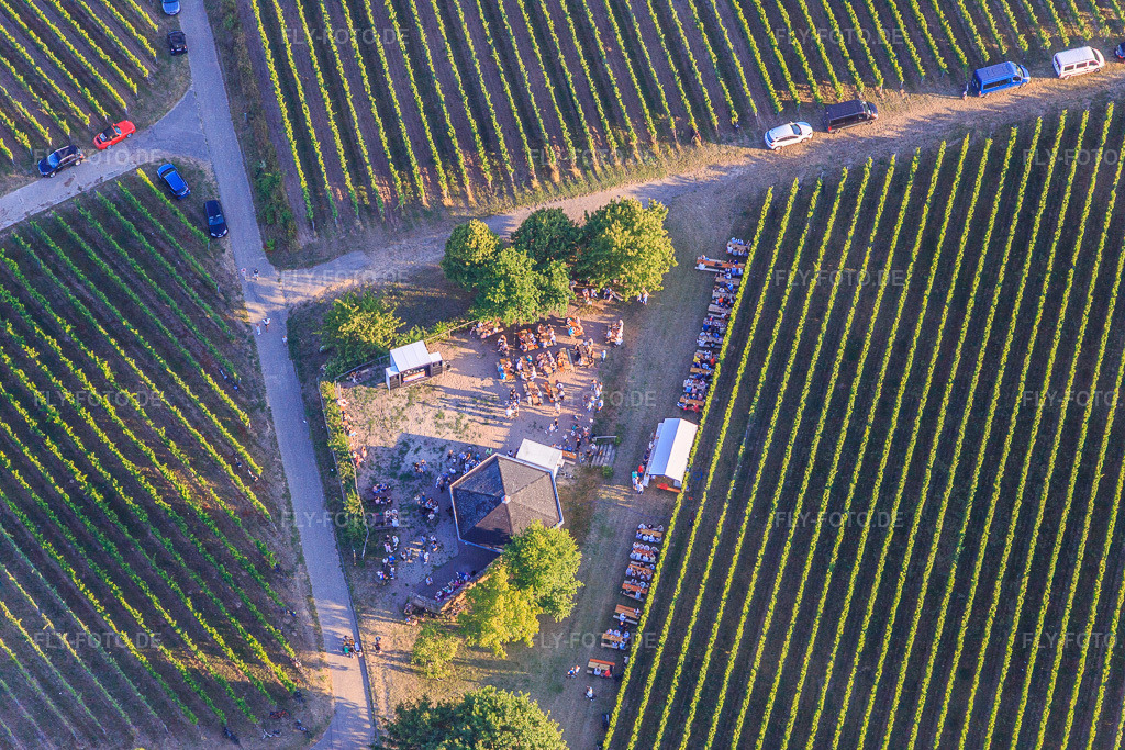Luftbild: Weinfest an der Grillhütte Weinpanorama im Ortsteil Heuchelheim in Heuchelheim-Klingen im Bundesland Rheinland-Pfalz in Deutschland. Foto: IMG_149446.jpg vom 18.07.2025 durch Werner Riehm/FLY-FOTO.de