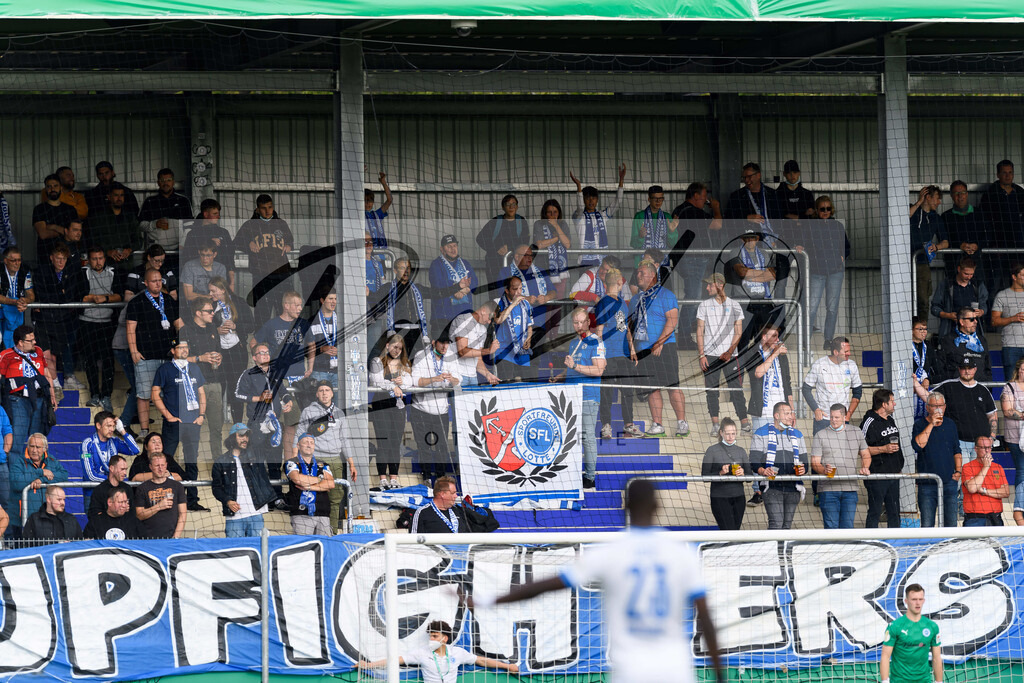 LOTKSC20210809_071 | Fussball, Herren: . Fans von Sportfreunde Lotte beim Spiel der 1. Runde im DFB-Pokal zwischen SF Lotte und Karlsruher SC im Stadion am Lotter Kreuz am 09.08.2021 in Lotte, Deutschland.DFB / DFL REGULATIONS PROHIBIT ANY USE OF PHOTOGRAPHS AS IMAGE SEQUENCES AND/OR QUASI-VIDEO. - Realisiert mit Pictrs.com